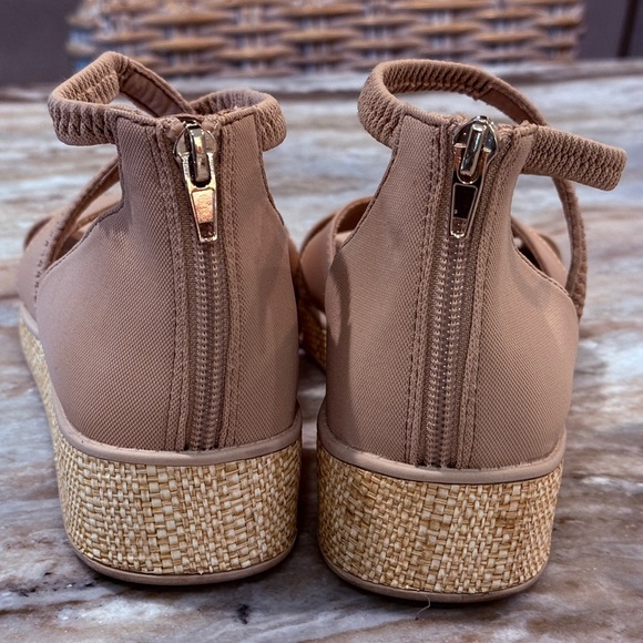 Women’s BZees Bali Sand Wedge Sandal- taupe. Size 8.5 - Picture 6 of 7